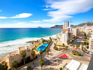 una vista aérea de la ciudad y el océano en Apartment Sotavento by Interhome, en Calpe