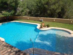 una gran piscina azul en un patio en Holiday Home Nuidoor by Interhome en Moraira
