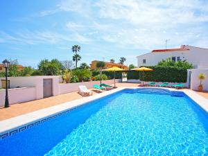 duży niebieski basen z krzesłami i parasolami w obiekcie Villa Campos by Interhome w mieście Calpe