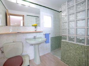 Łazienka w obiekcie Villa Campos by Interhome