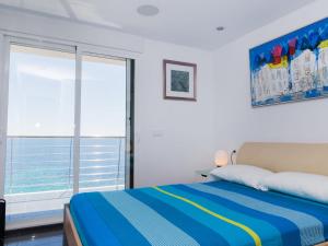モライラにあるApartment Brisa al Mar by Interhomeのベッドルーム1室(ベッド1台、大きな窓付)