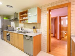 cocina con fregadero y fogones en Apartment Sun Village I by Interhome en Palau-Saverdera