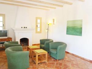 - un salon avec des chaises vertes et une cheminée dans l'établissement Holiday Home Eretat by Interhome, à Adsubia