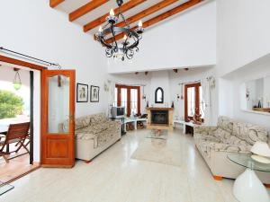 Monte PegoにあるHoliday Home Casa Esperanza by Interhomeのソファと暖炉付きの広いリビングルーム