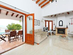 Monte PegoにあるHoliday Home Casa Esperanza by Interhomeのリビングルーム(ソファ、暖炉付)