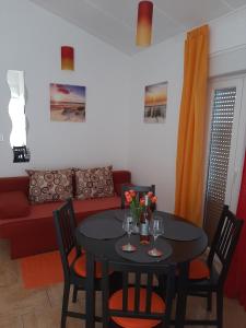 Apartment Enis في بارباريغا: غرفة معيشة مع طاولة وكراسي وأريكة
