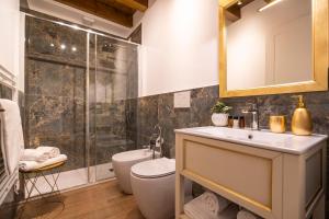 uma casa de banho com um lavatório, um WC e um chuveiro em Laguna D'oro Luxury Apartments em Veneza