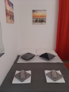 Apartment Enis في بارباريغا: سرير في غرفة عليها وسادتين