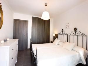 エンプリアブラバにあるApartment Port Banyuls-4 by Interhomeの部屋の中に大きなベッドがある寝室