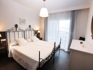 エンプリアブラバにあるApartment Port Banyuls-4 by Interhomeの黒と白のベッドと窓のある寝室