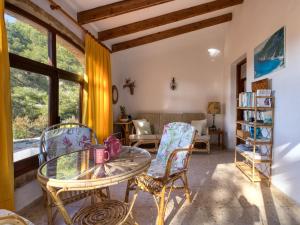 uma sala de estar com uma mesa de vidro e cadeiras em Holiday Home Masirope by Interhome em Xàbia