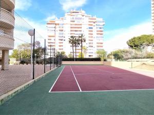 Tenis alebo squash v ubytovaní Apartment Urbaeuropa by Interhome alebo jeho okolí