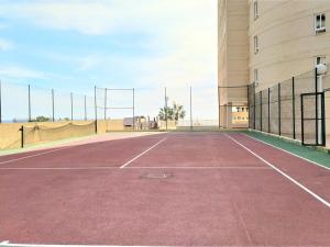 Tenis alebo squash v ubytovaní Apartment Urbaeuropa by Interhome alebo jeho okolí