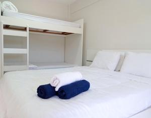a bedroom with a bed with two bunk beds at Apartbuzios - Apartamentos Completos Búzios - 600mt Rua das Pedras in Búzios