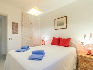 Un pat sau paturi într-o cameră la Apartment Club Nautic-12 by Interhome