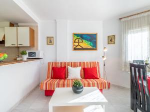 sala de estar con sofá y mesa en Apartment Club Nautic-9 by Interhome, en Empuriabrava