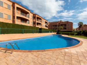 Bazén v ubytovaní Apartment Marina Sant Jordi by Interhome alebo v jeho blízkosti