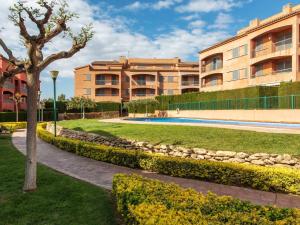 Bazén v ubytovaní Apartment Marina Sant Jordi by Interhome alebo v jeho blízkosti