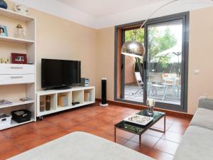 Televízia a/alebo spoločenská miestnosť v ubytovaní Apartment Marina Sant Jordi by Interhome