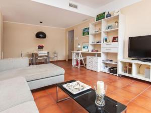 Televízia a/alebo spoločenská miestnosť v ubytovaní Apartment Marina Sant Jordi by Interhome
