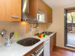 Ett kök eller pentry på Apartment Marina Sant Jordi by Interhome
