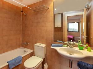Kúpeľňa v ubytovaní Apartment Marina Sant Jordi by Interhome
