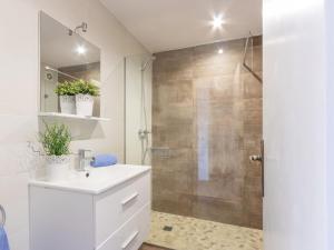 エンプリアブラバにあるApartment Gran Reserva-12 by Interhomeのバスルーム(シャワー、洗面台、トイレ付)