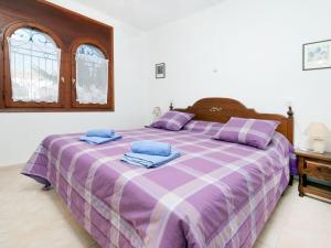 En eller flere senger på et rom på Villa Rustical Mont Roig by Interhome