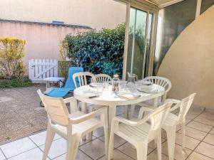 カップ・ダグドにあるHoliday Home Les Maisons du Golf by Interhomeのパティオ(白いテーブル、椅子付)