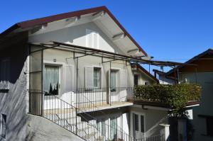un condominio con balconi sul lato di Casa della Rosina a Stresa