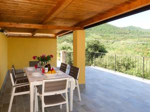una sala da pranzo con tavolo e sedie sul balcone di Apartment A Ca' Gialla - AEG100 by Interhome a Villanova dʼAlbenga
