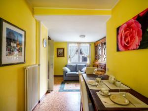 DonegoにあるApartment Morandi-1 by Interhomeの黄色の壁のリビングルーム(ダイニングテーブル付)