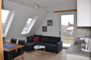 uma sala de estar com um sofá e uma mesa em Ferienhaus Nordstrand Whg 4 em Baltrum