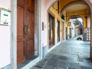 an alley with an archway and a wooden door at Apartment Borgo Vecchio by Interhome in Orta San Giulio