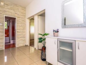 ein Wohnzimmer mit einem TV und einem Spiegel in der Unterkunft Holiday Home Ankica by Interhome in Pašman