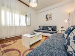 ein Wohnzimmer mit 2 Betten und einem Sofa in der Unterkunft Holiday Home Ankica by Interhome in Pašman