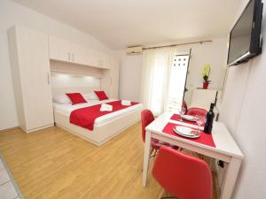 mały pokój z łóżkiem i stołem z tableablish w obiekcie Apartment Mira-1 by Interhome w Makarskiej