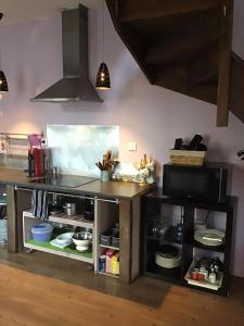 uma cozinha com uma despensa aberta com pratos em La Normandy em Dieppe