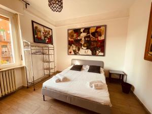 um quarto com uma cama com duas toalhas em Appartamento cittadella em Verona