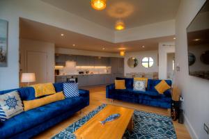 Zona d'estar a Pass the Keys Stunning Luxury Marina Apartment