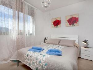 1 dormitorio con 1 cama con 2 toallas en Holiday Home Islas Canarias by Interhome, en Miami Platja