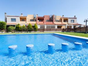 una piscina frente a un edificio en Holiday Home Islas Canarias by Interhome, en Miami Platja