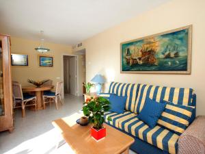sala de estar con sofá y mesa en Apartment Coral Beach 02 by Interhome, en Calpe
