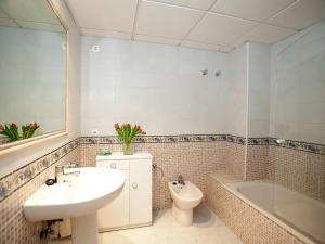 Kúpeľňa v ubytovaní Apartment Coral Beach 02 by Interhome