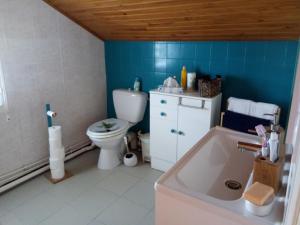 ein Badezimmer mit einem WC, einem Waschbecken und einer Badewanne in der Unterkunft chez Doris et Alain in Lannemezan