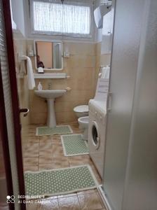 La Casa di SEM في لافانيا: حمام صغير مع حوض ومرحاض
