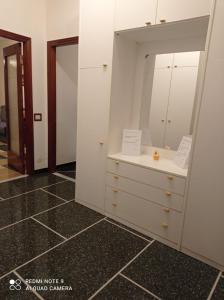 La Casa di SEM في لافانيا: حمام مع خزانة ومرآة