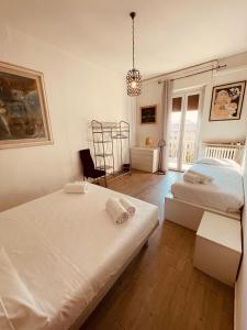 a bedroom with two beds and a chandelier at Appartamento cittadella in Verona
