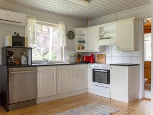 Dapur atau dapur kecil di Chalet Åkrafjorden - FJH340 by Interhome