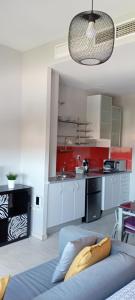 Habitación con cocina con cama y mesa. en Apartamento Fibes y Congresos en Sevilla